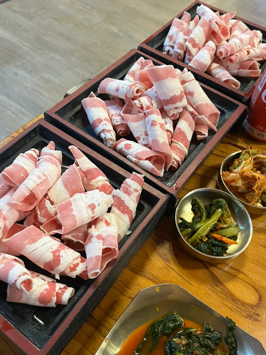 육수 냄비와 소고기만 올라간 테이블