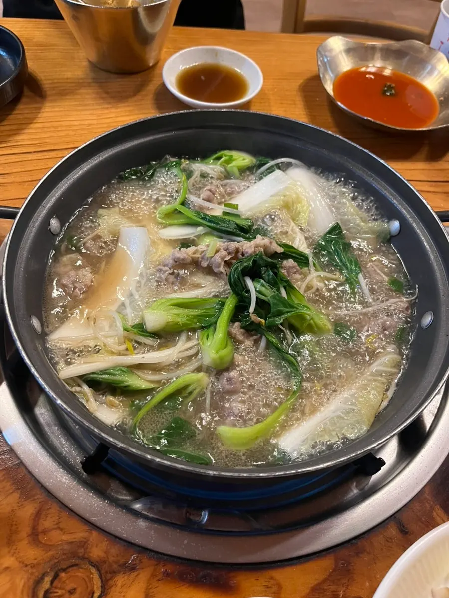 야채를 넣어 끓인 샤브샤브 냄비