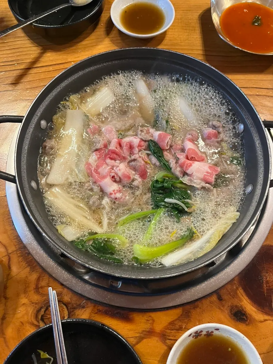 와사비 간장에 찍어 먹는 소고기