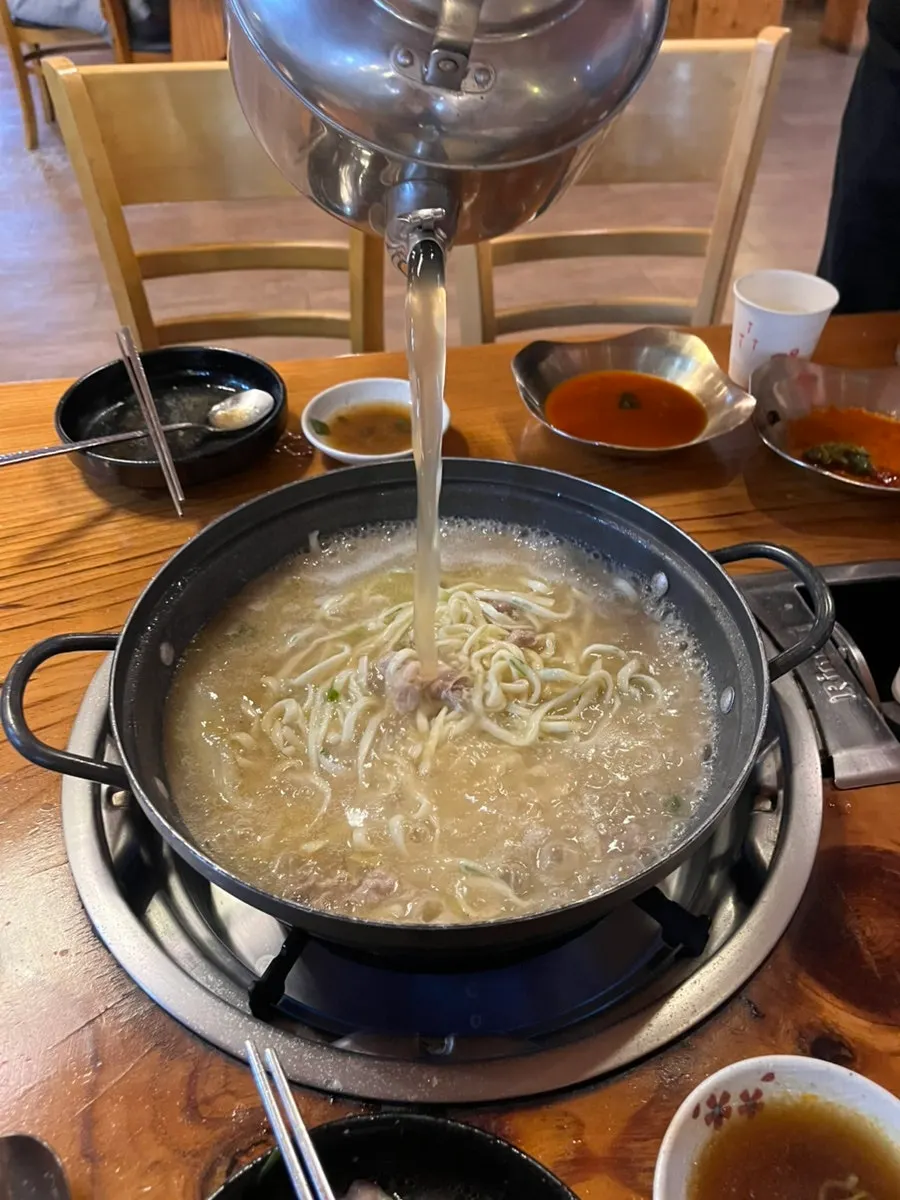 마무리로 끓인 송담칼국수 칼국수 사리