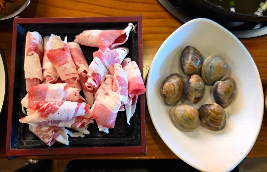 백합과 소고기를 교차 주문한 샤브샤브 재료 접시