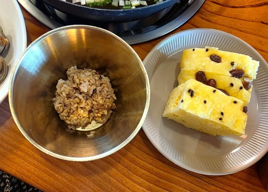 식전에 나온 보리밥과 옥수수술빵