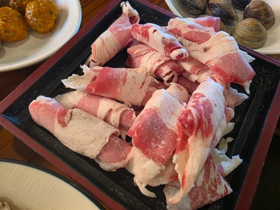육수에 넣어 익히는 얇게 썬 소고기
