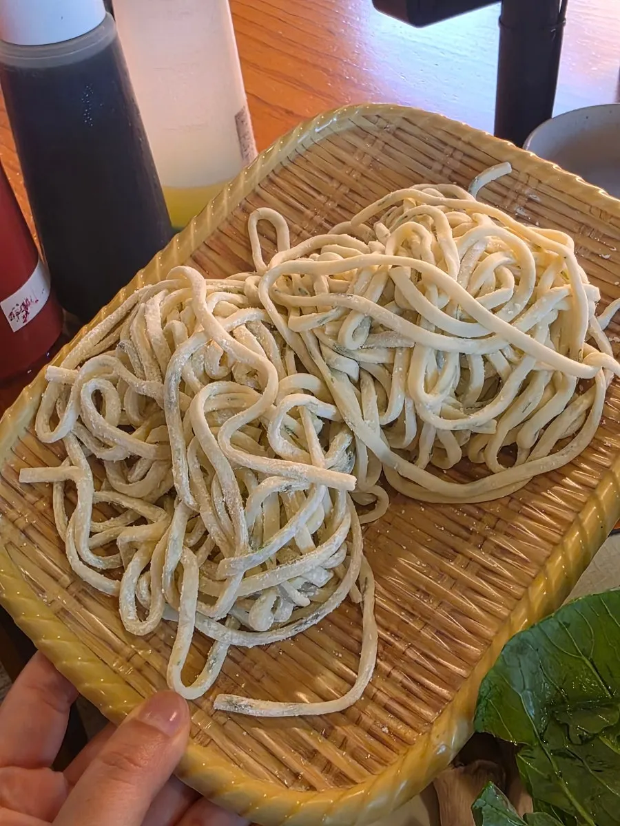 부추가 박힌 초록색 칼국수 생면