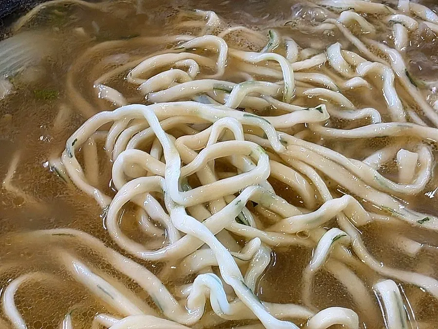 샤브샤브 육수에 넣은 칼국수 면