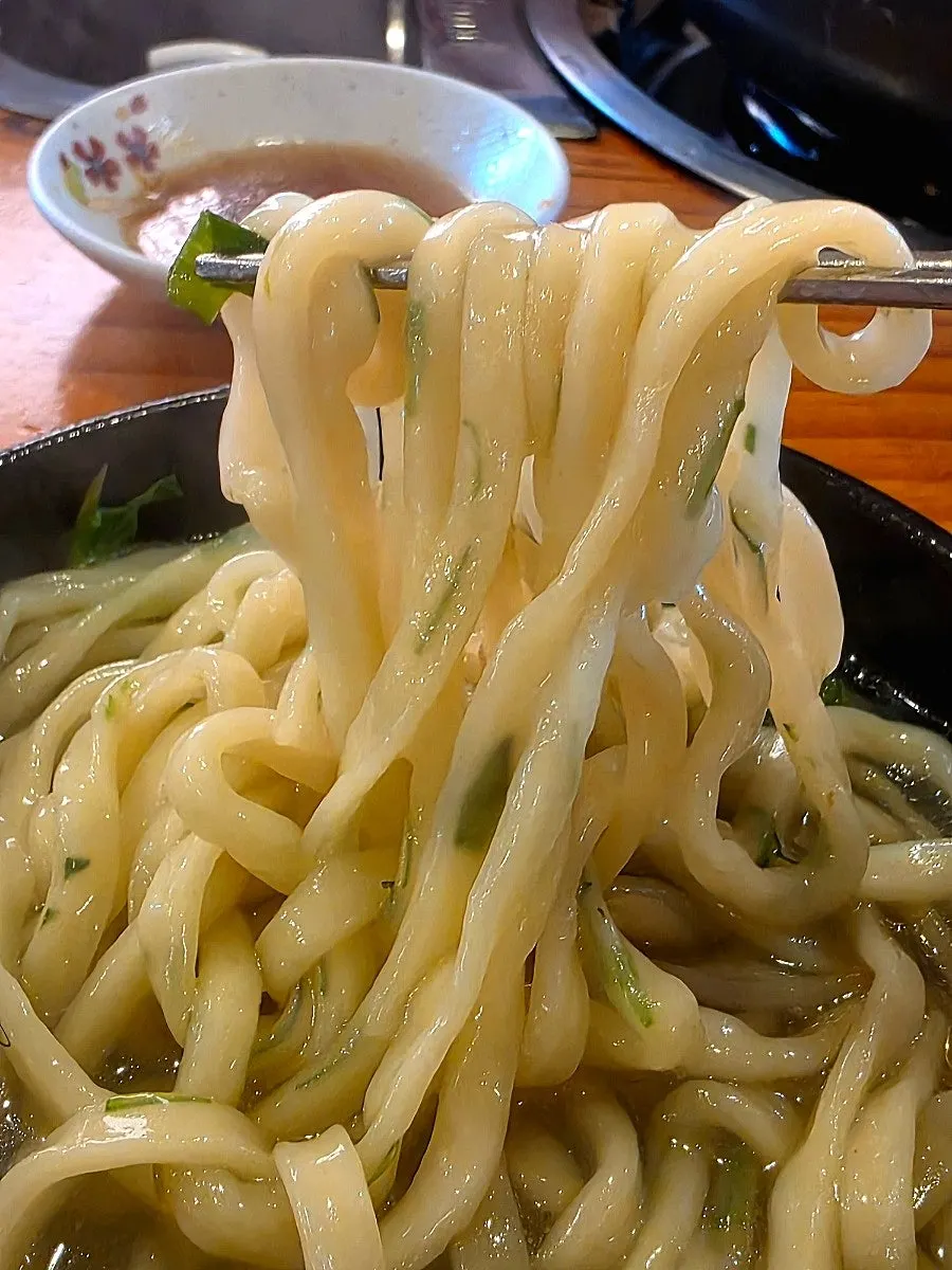 쫄깃한 면을 건져 올린 칼국수 한 젓가락