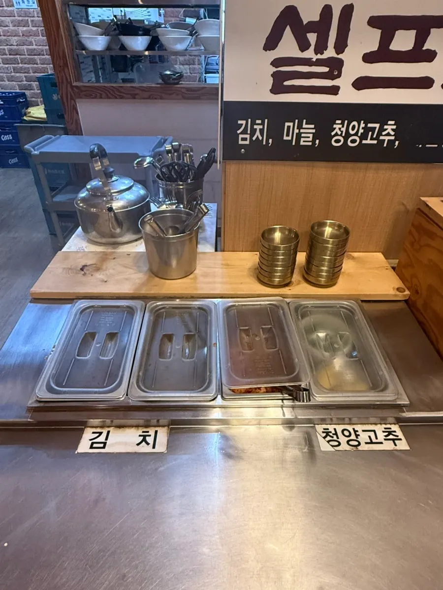 Self-serve corner for broth and ingredients