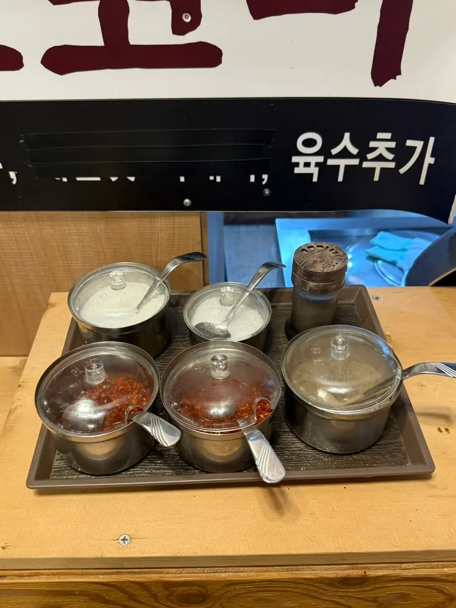 Self-serve shelf with side dishes