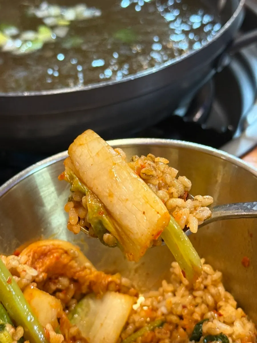 Barley rice mixed with two types of kimchi