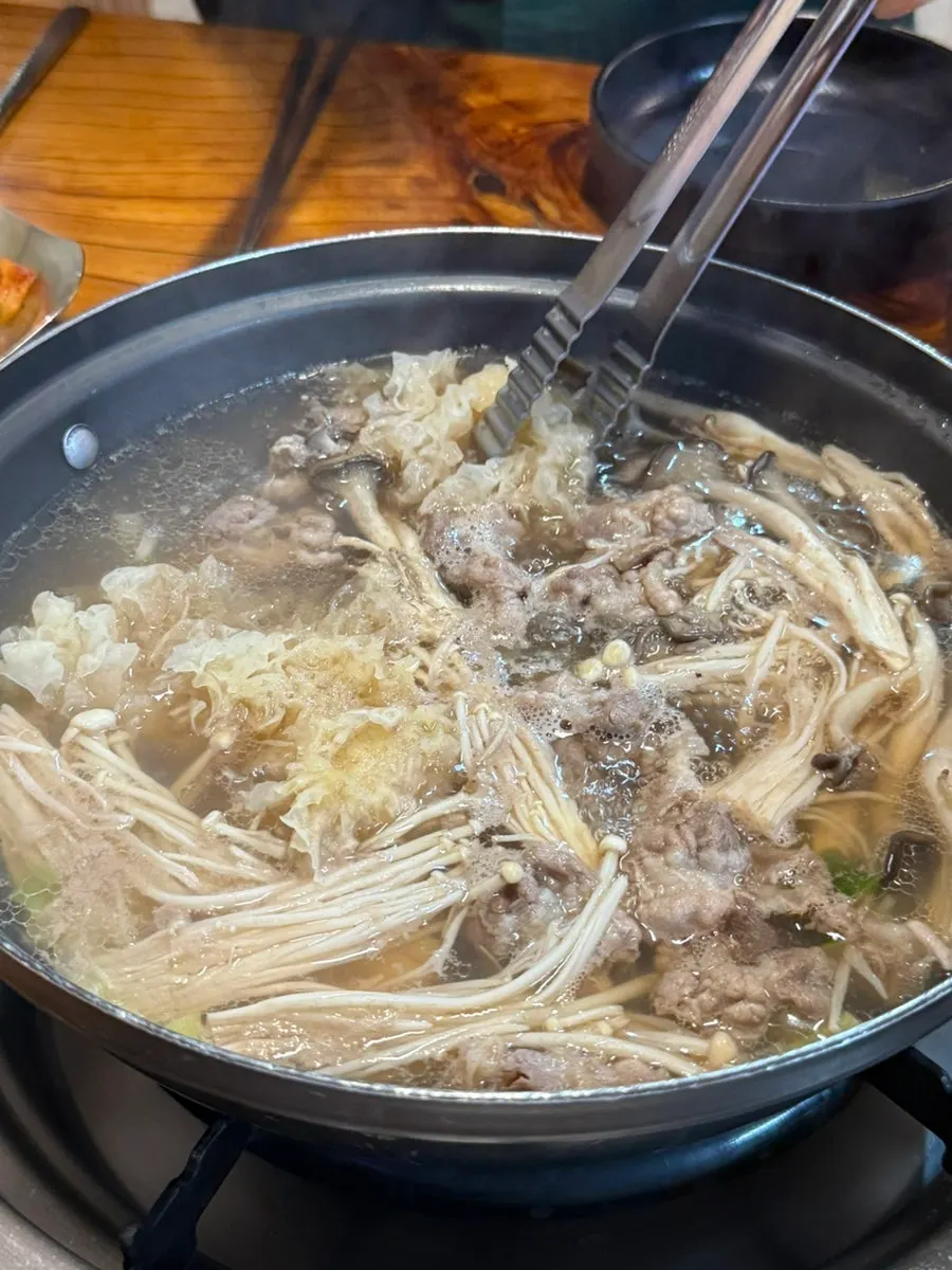 Generous hot pot with white jelly mushrooms