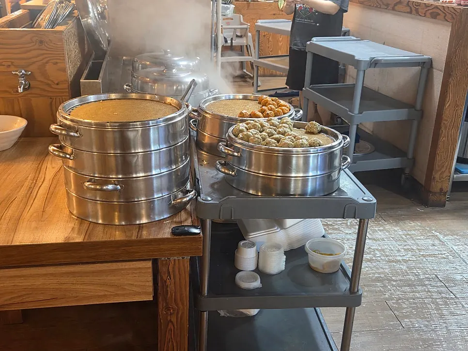 Full spread of the default table setting at Songdam Kalguksu