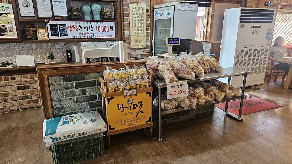 송담칼국수 만두와 사이드 메뉴판
