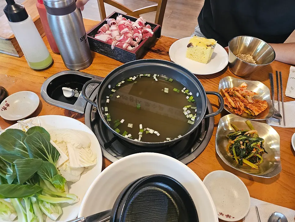 전골칼국수 육수와 밑반찬 상차림