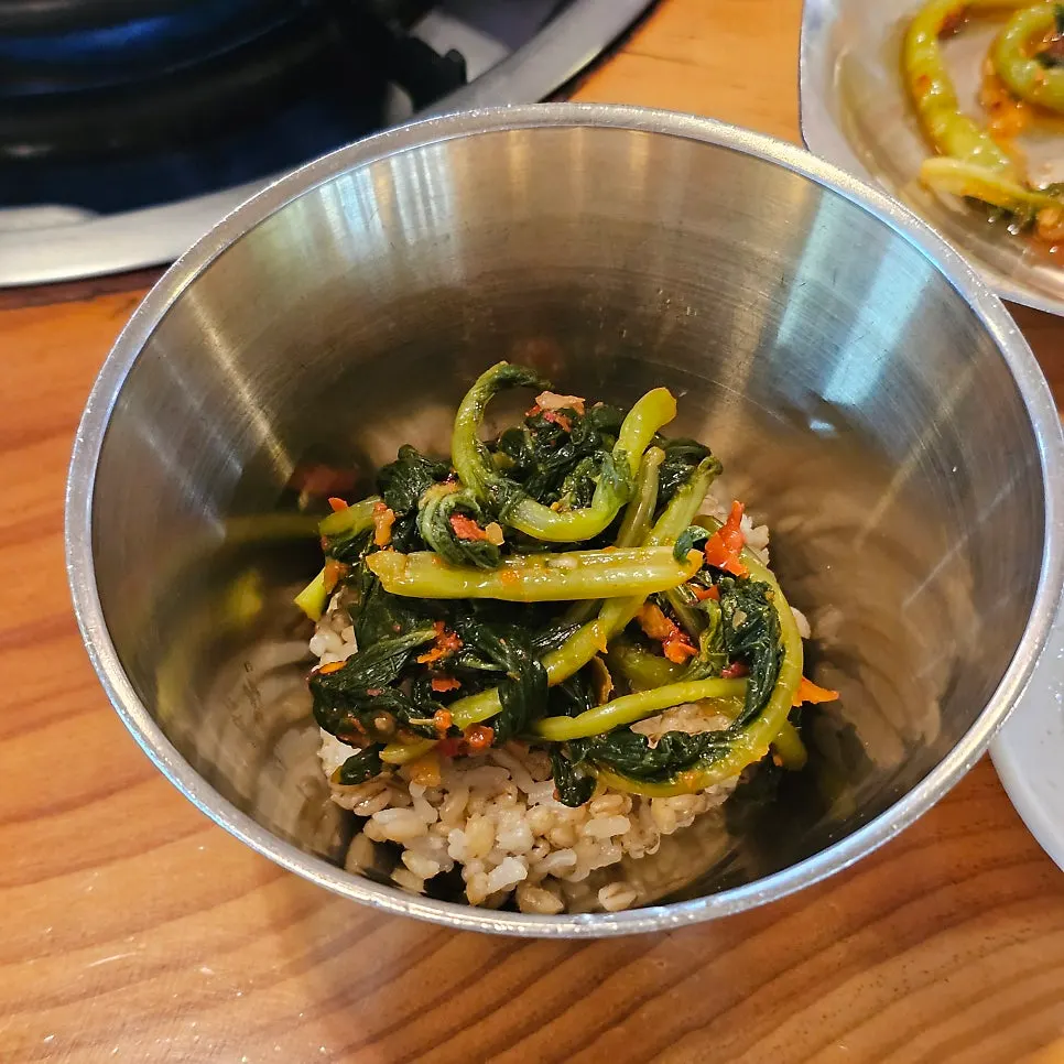 보리밥에 열무김치와 고추장 올린 모습