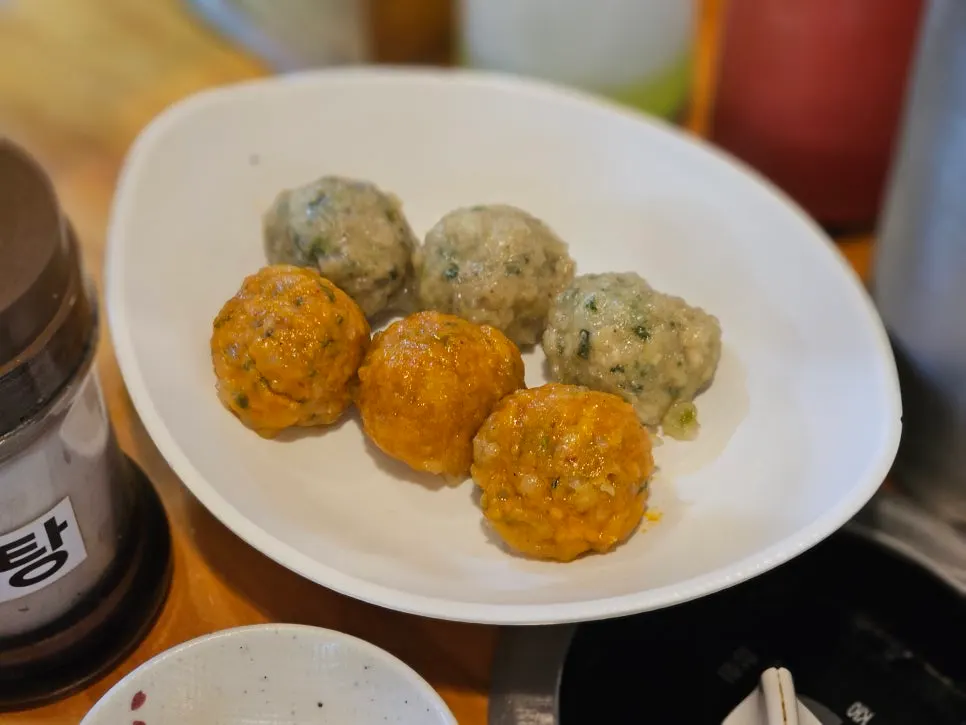 고기만두 김치만두 반반 접시