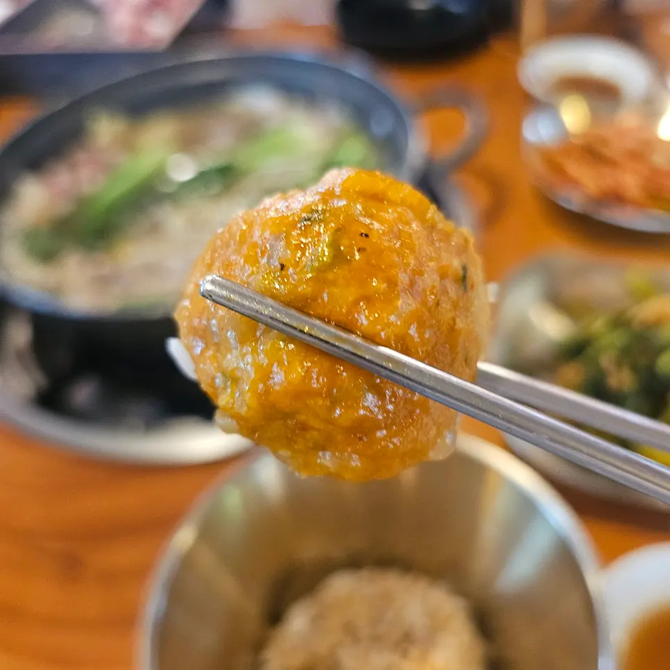 매콤한 김치 굴림만두