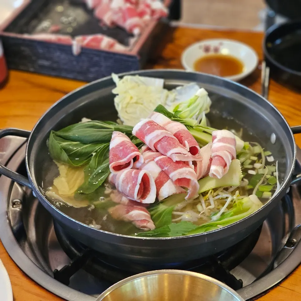 야채와 소고기를 넣고 끓인 전골