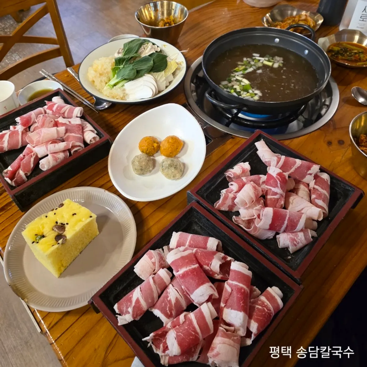 Beef shabu-shabu table spread at Songdam Kalguksu in Anjung, Pyeongtaek