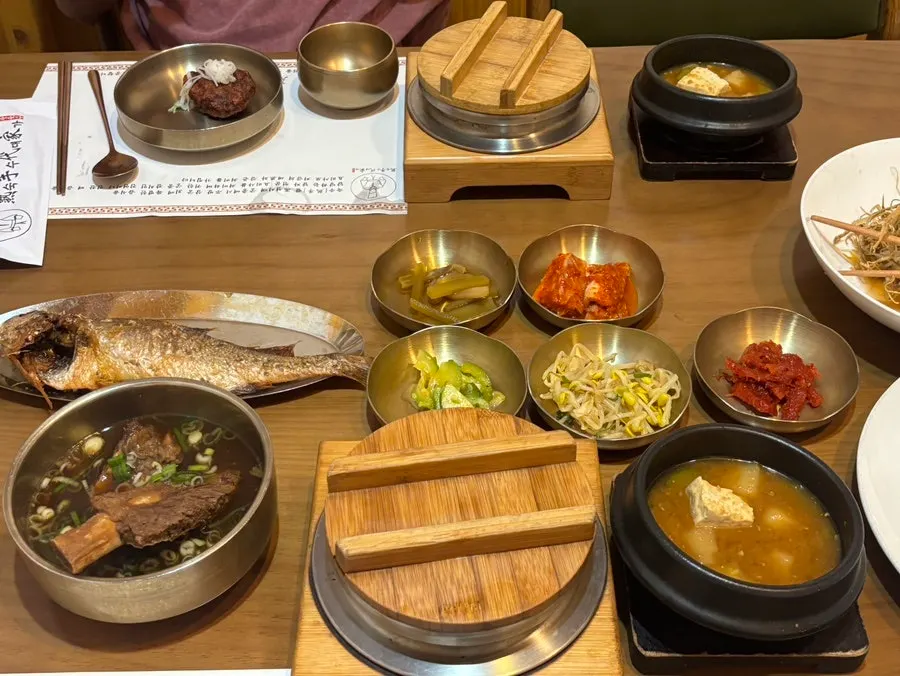 식사 메뉴가 차려진 두 번째 코스