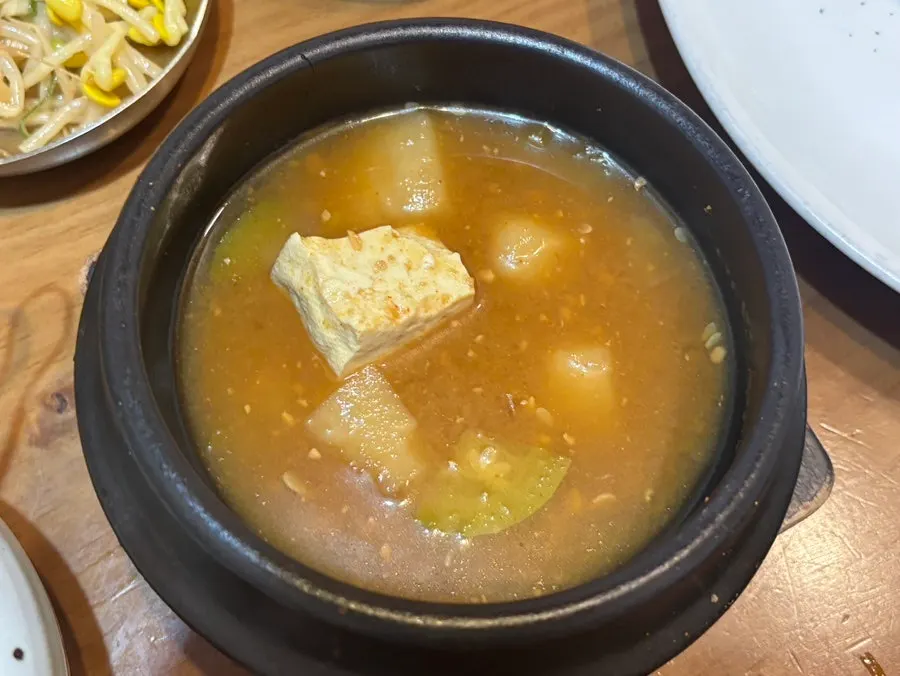 반찬 5종과 솥밥 상차림