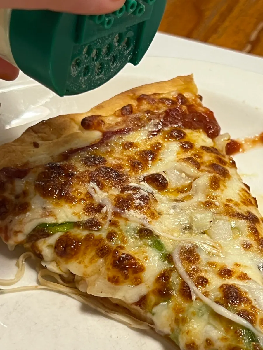 파마산치즈가루와 핫소스