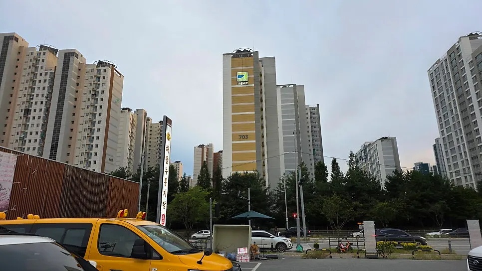 Exterior and parking area of Hwanggeum Seafood Nurungji-tang on Bijeon 4-ro, Pyeongtaek