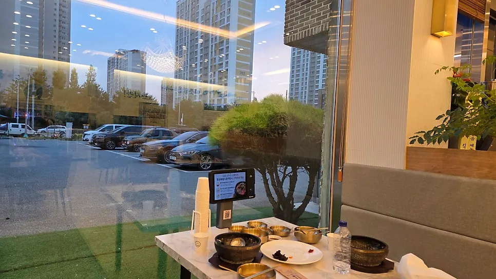 Full view of the Hwanggeum Seafood Nurungji-tang interior