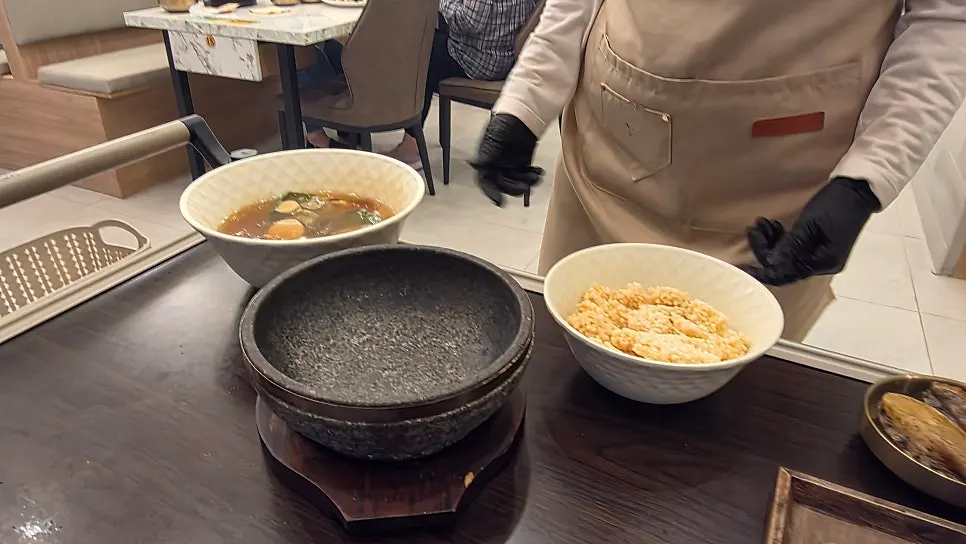 The moment seafood broth is poured over the nurungji