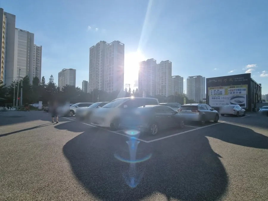 Parking area in front of Hwanggeum Seafood Nurungji-tang