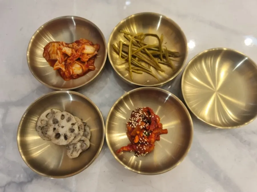 Side dishes served with the nurungji-tang