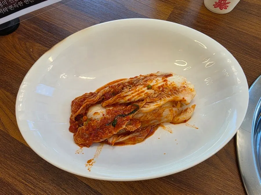Fresh geotjeori kimchi served alongside the kalguksu