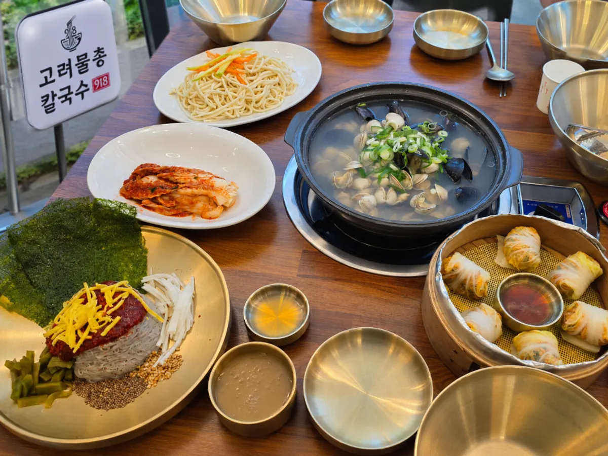 Full table spread of kalguksu at Goryeo Mulchong Kalguksu