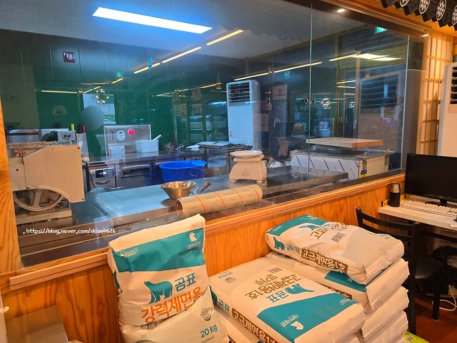 Self-made noodle workspace at the entrance of Goryeo Mulchong Kalguksu