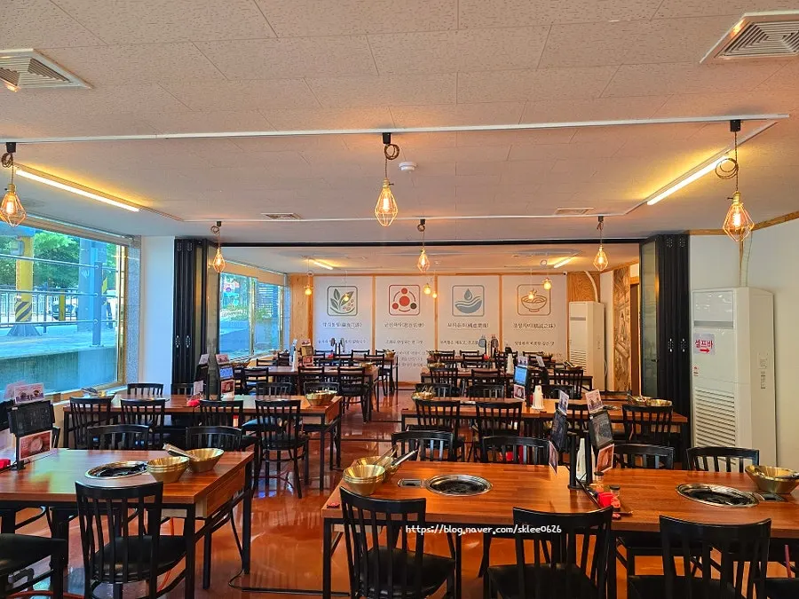Interior of the private room at Goryeo Mulchong Kalguksu, seats up to 80