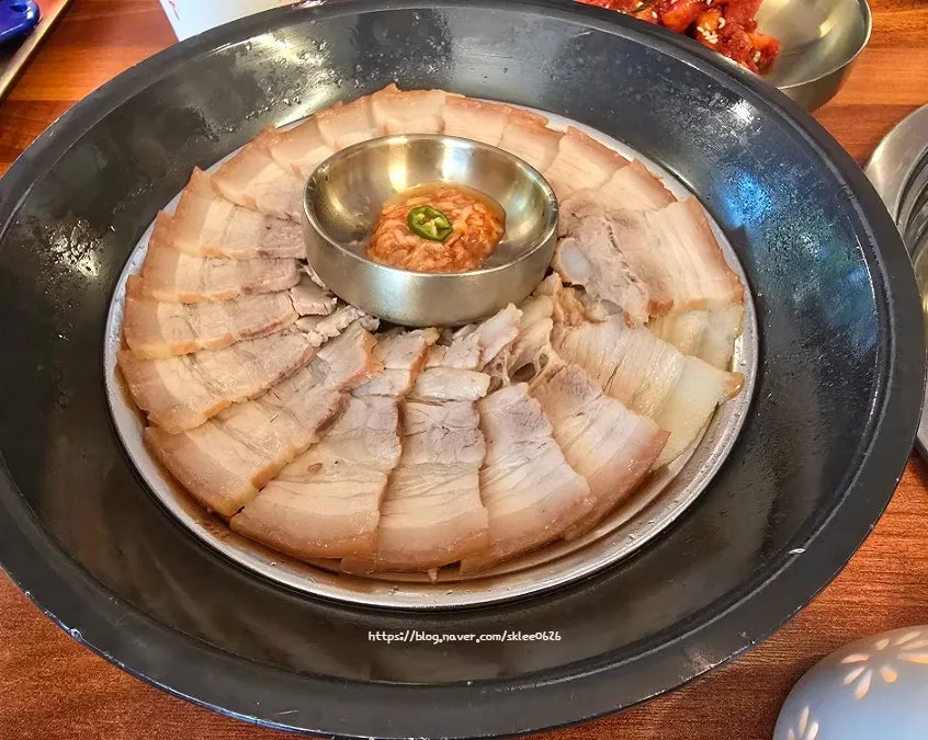 Freshly boiled bae-ip yaksun pork with myeoljeot and bossam radish kimchi
