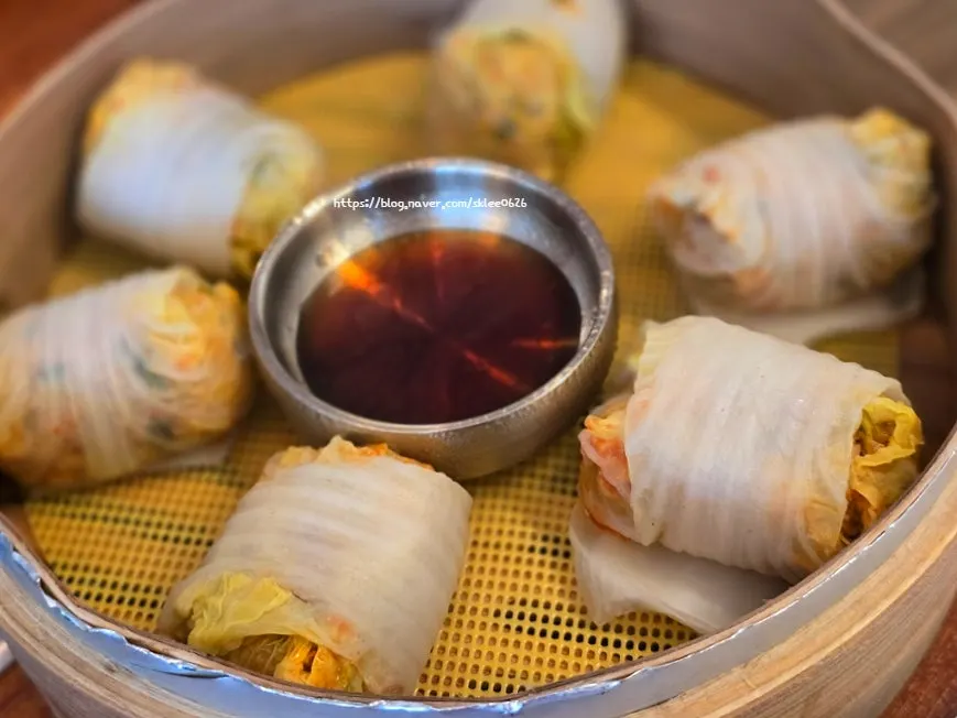 Six napa cabbage dumplings from the two-person set