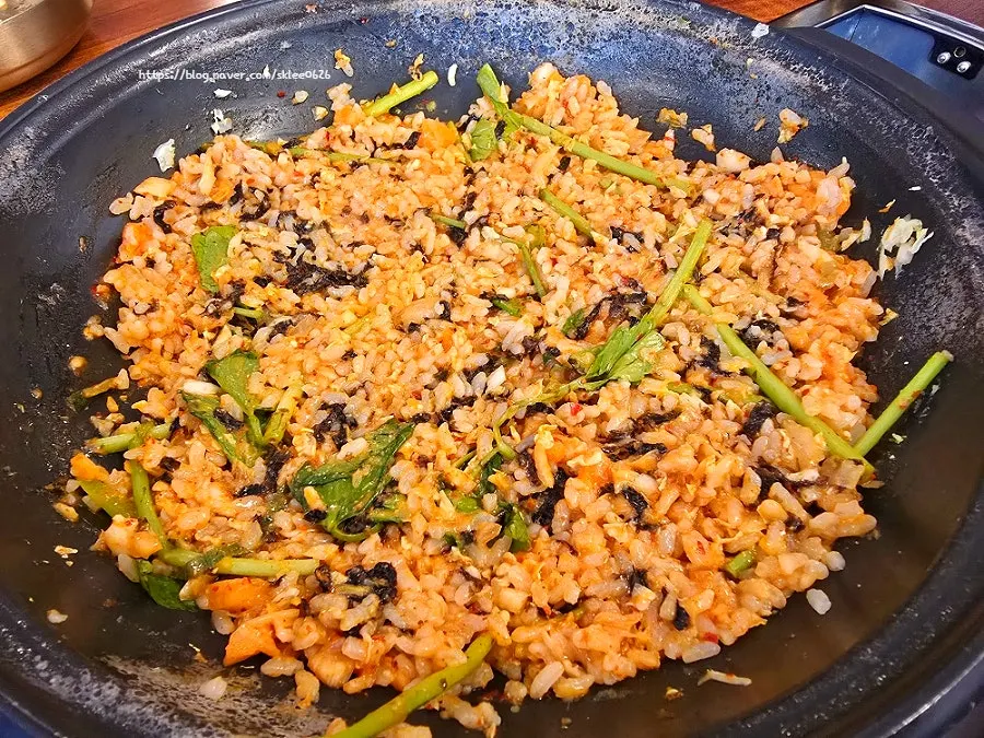 Four-season fried rice mixed with minari and seaweed flakes