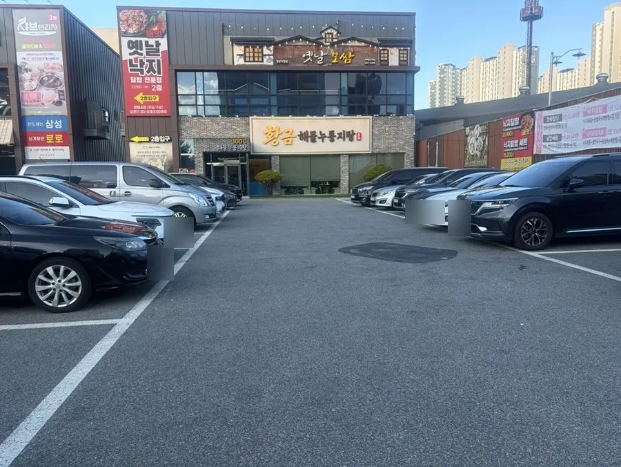 Spacious parking lot in front of the restaurant