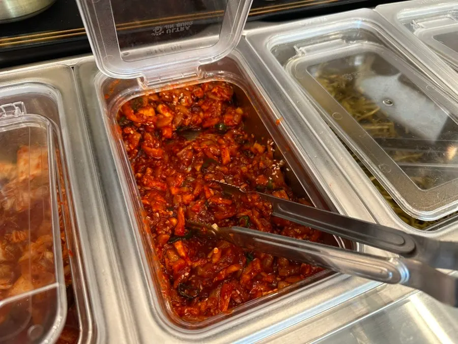 셀프 반찬바에 놓인 김치와 젓갈