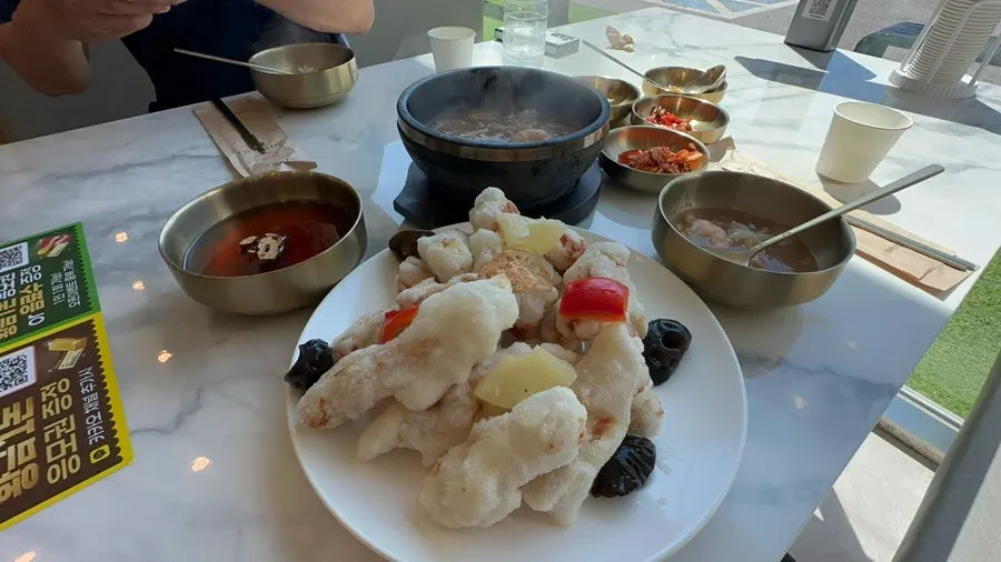 해물누룽지탕과 탕수육 함께 차린 상