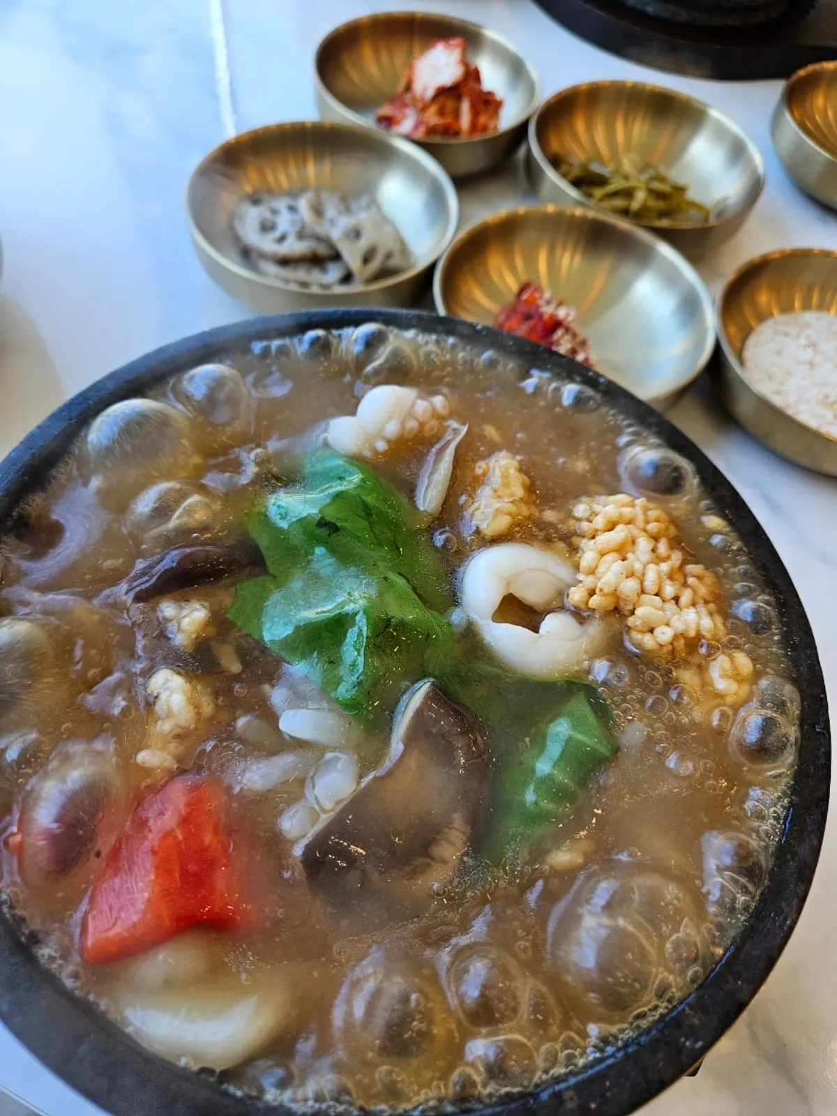 끓어오르는 300도 돌솥 해물누룽지탕
