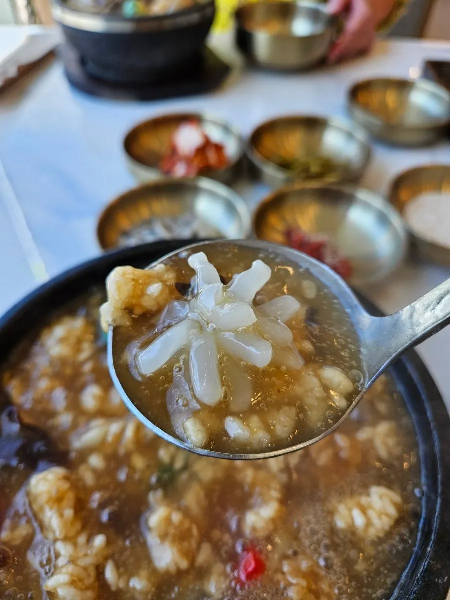 큼직하고 부드러운 문어 한 점