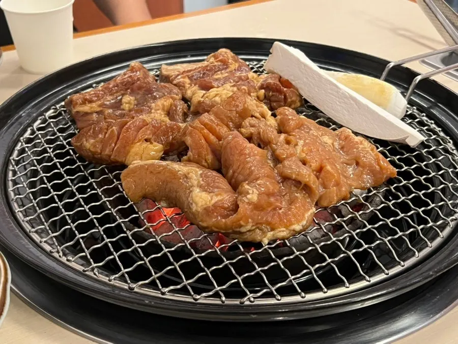 겉이 캐러멜처럼 코팅된 숯불 유자갈비
