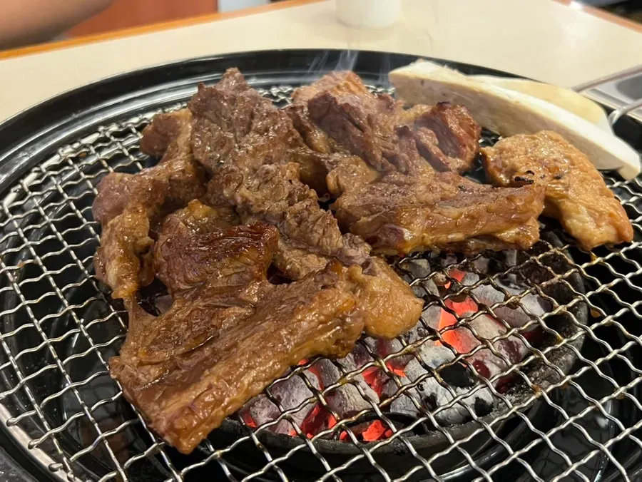 먹기 좋게 잘린 옥련갈비 유자갈비