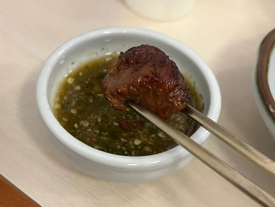 특제소스에 찍은 유자갈비 한 점