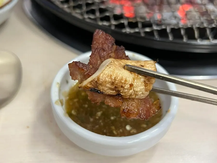 밥 위에 올린 유자갈비 한 점