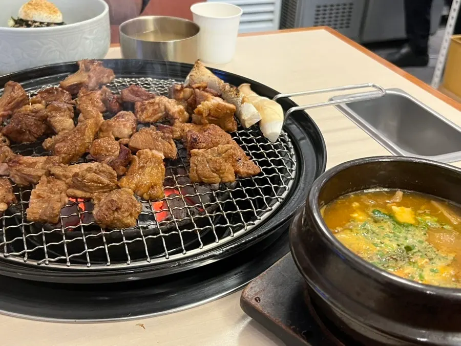 보글보글 끓는 채로 나온 된장찌개