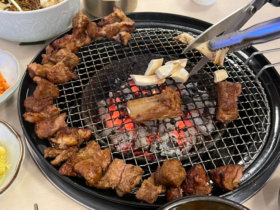 유자갈비와 사이드 메뉴로 차린 한 끼