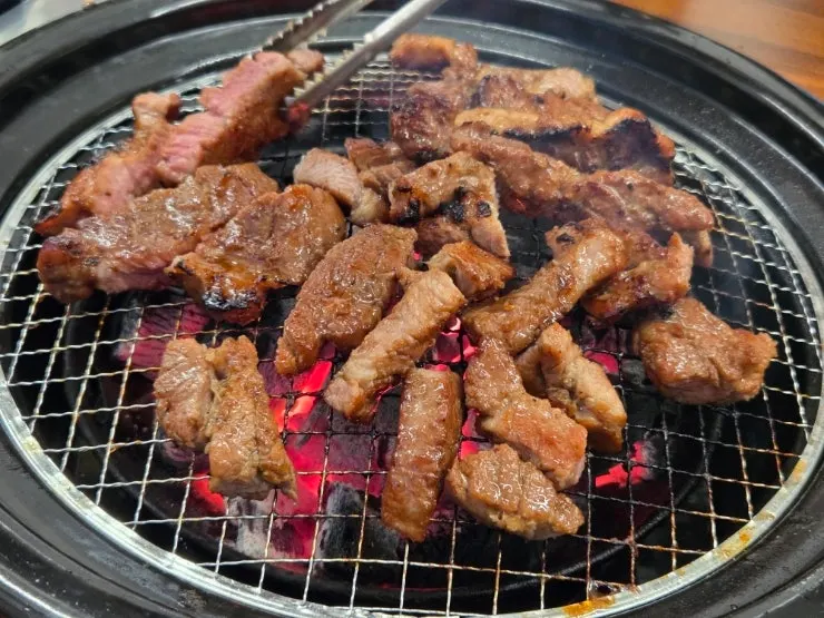 추석 가족 외식으로 차린 숯불돼지갈비 한 상