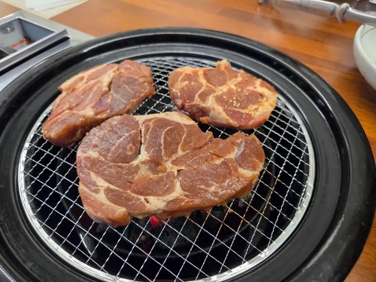 두툼하게 썰어 나온 이화정 돼지양념구이 목살